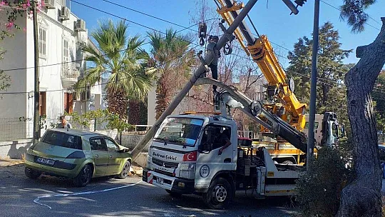 Otomobil beton direğe çarptı: 2 yaralı