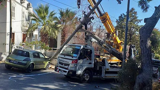 Otomobil beton direğe çarptı: 2 yaralı