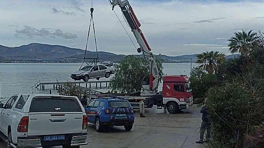 OTOMOBİL DENİZE UÇTU, 19 YAŞINDAKİ GENÇ BOĞULDU