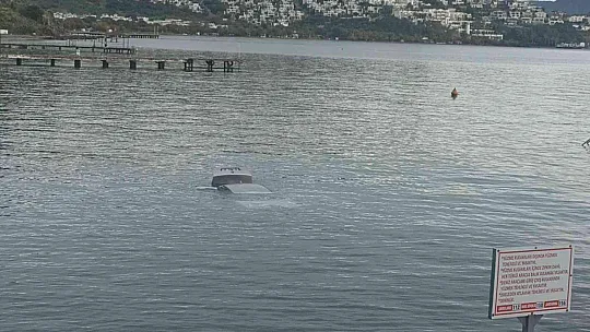 OTOMOBİL DENİZE UÇTU, 19 YAŞINDAKİ GENÇ BOĞULDU