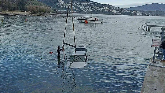 OTOMOBİL DENİZE UÇTU, 19 YAŞINDAKİ GENÇ BOĞULDU