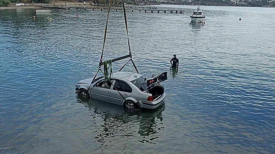 OTOMOBİL DENİZE UÇTU, 19 YAŞINDAKİ GENÇ BOĞULDU