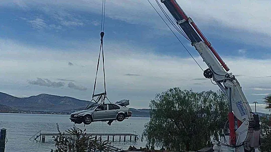 OTOMOBİL DENİZE UÇTU, 19 YAŞINDAKİ GENÇ BOĞULDU