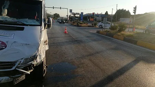 Otomobil ile minibüs çarpıştı 5 yaralı