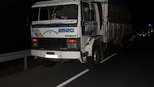 Otomobil kamyona arkadan çarptı: 1 ölü