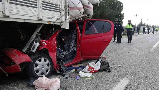 Otomobil kamyonun altına girdi: 1 yaralı