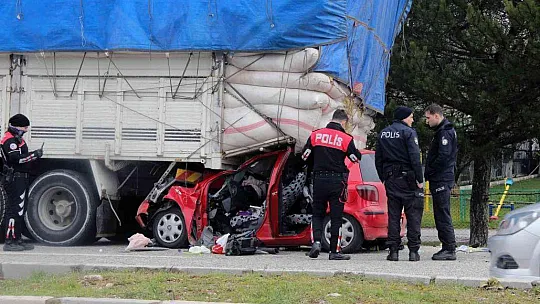Otomobil kamyonun altına girdi: 1 yaralı