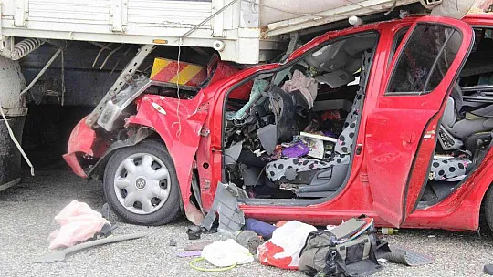 Otomobil kamyonun altına girdi: 1 yaralı