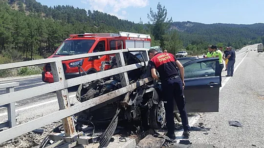 Otomobil köprüye ok gibi saplandı: 3 yaralı