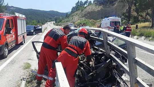 Otomobil köprüye ok gibi saplandı: 3 yaralı