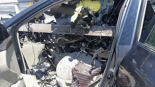 Otomobil köprüye ok gibi saplandı: 3 yaralı