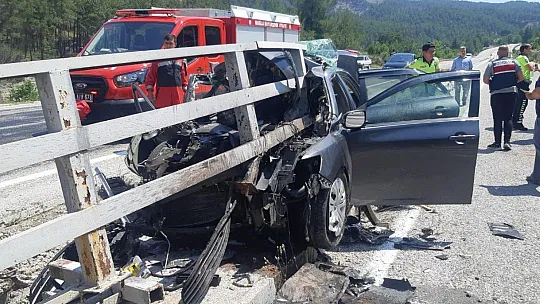 Otomobil köprüye ok gibi saplandı: 3 yaralı