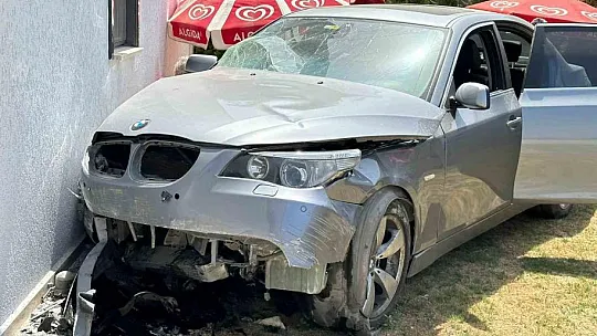 Otomobil metrelerce yükseklikten evin bahçesine düştü