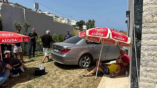 Otomobil metrelerce yükseklikten evin bahçesine düştü