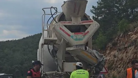 Otomobil park halindeki beton mikserine çarptı: 1'i ağır 2 yaralı