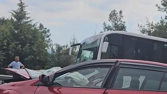 Otomobil park halindeki beton mikserine çarptı: 1'i ağır 2 yaralı