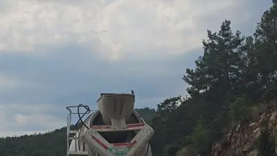 Otomobil park halindeki beton mikserine çarptı: 1'i ağır 2 yaralı