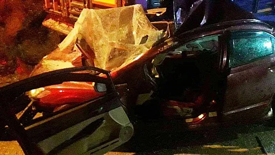 Otomobil, park halindeki tıra çarptı: 1 kişi öldü
