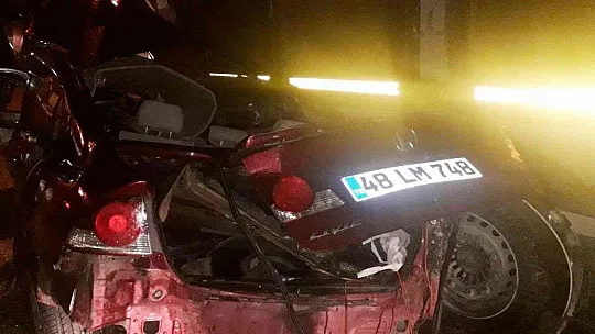 Otomobil, park halindeki tıra çarptı: 1 kişi öldü