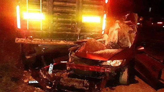 Otomobil, park halindeki tıra çarptı: 1 kişi öldü