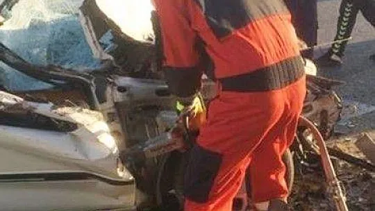 Otomobil Tır'ın altına girdi: 1 ölü, 3 yaralı
