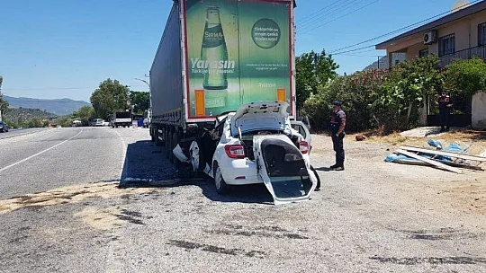 Otomobil tıra ok gibi saplandı: 1 yaralı