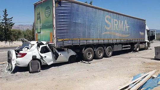 Otomobil tıra ok gibi saplandı: 1 yaralı