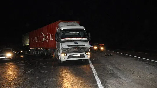 Otomobil tırın altına girdi: 1 ölü, 3 yaralı