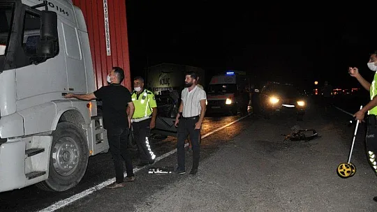 Otomobil tırın altına girdi: 1 ölü, 3 yaralı