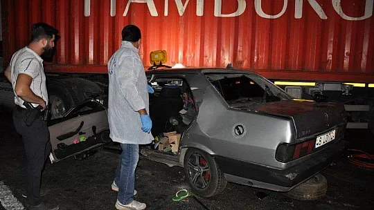 Otomobil tırın altına girdi: 1 ölü, 3 yaralı
