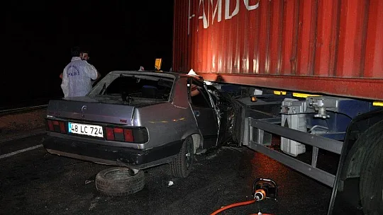 Otomobil tırın altına girdi: 1 ölü, 3 yaralı