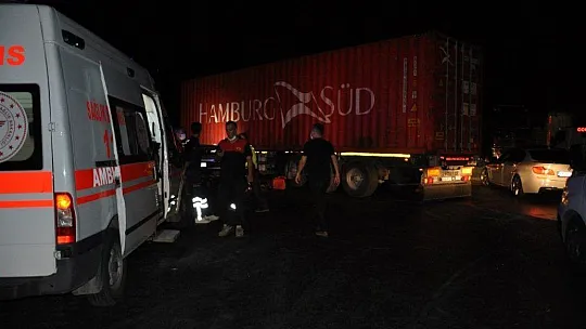 Otomobil tırın altına girdi: 1 ölü, 3 yaralı