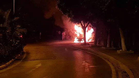 Otomobil yanarak küle döndü