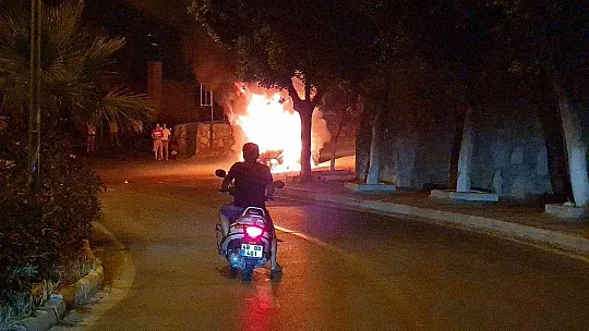 Otomobil yanarak küle döndü