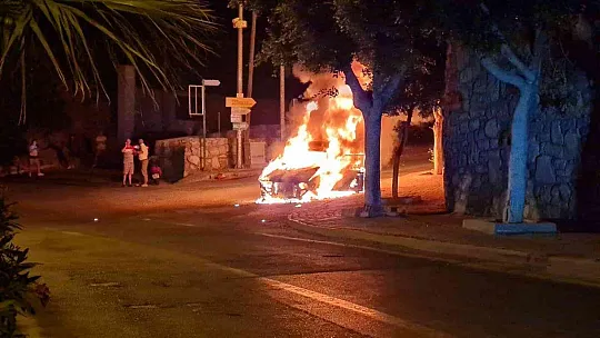 Otomobil yanarak küle döndü