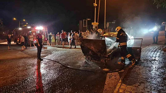 Otomobil yanarak küle döndü