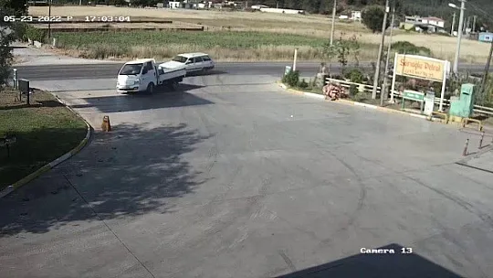 Otomobile çarpmamak için direksiyon kırdı, benzinliğe daldı