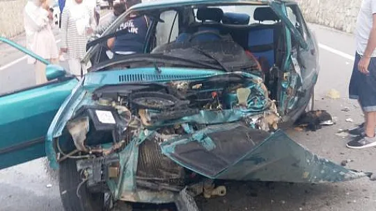 Otomobiller kafa kafaya çarpıştı: 1 ölü, biri ağır 3 yaralı