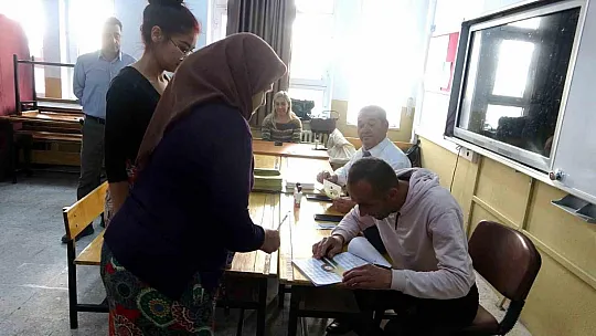 Oy kullanmaya sedye ile getirildi