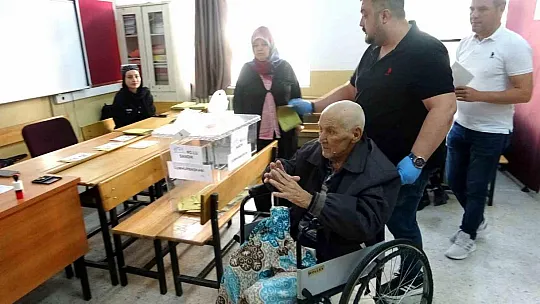 Oy kullanmaya sedye ile getirildi