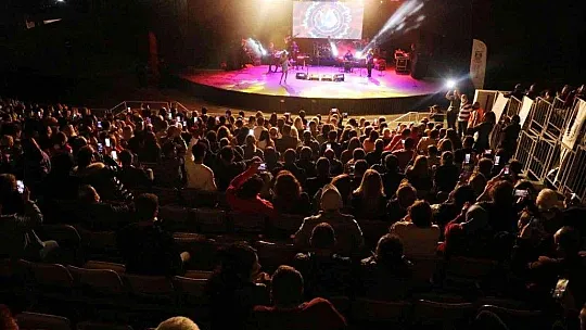 Öykü Gürman'dan hayranlarına müjde