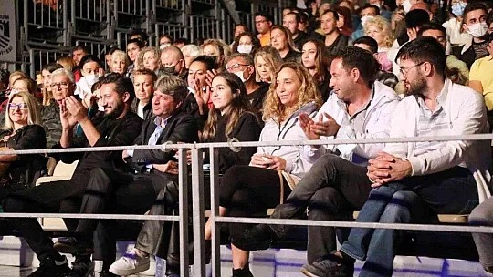 Öykü Gürman'dan hayranlarına müjde