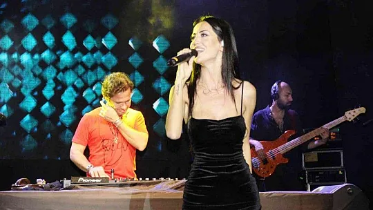 Ozan Doğulu ve Hera, Bodrum Kalesi'nde sahne aldı