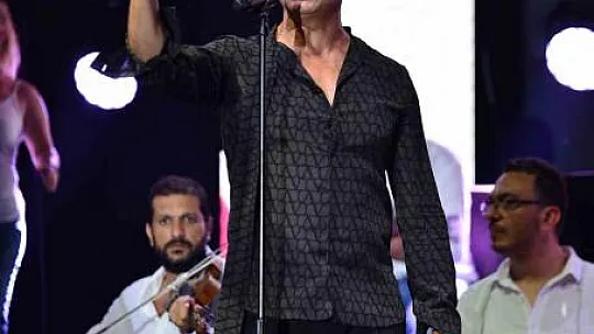 Özcan Deniz, Orhan Gencebay'ın doğum gününü sahneden kutladı