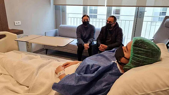 Özge'nin koluna suni kemik yerleştirildi