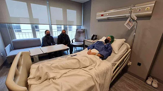 Özge'nin koluna suni kemik yerleştirildi
