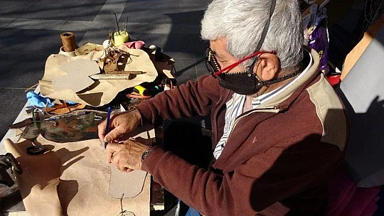 Pandemi sonrası deri maske üretmeye başladı