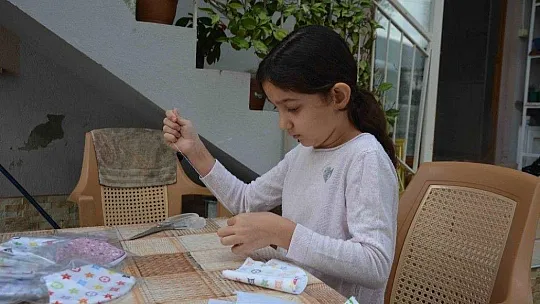 Pandemi sürecinde babaannesinden öğrendi, arkadaşları için maske dikti