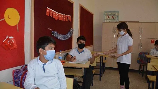 Pandemi sürecinde babaannesinden öğrendi, arkadaşları için maske dikti
