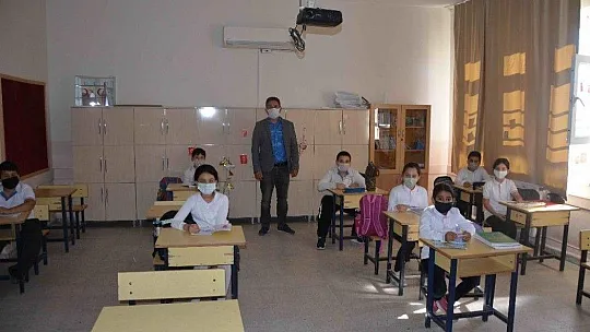 Pandemi sürecinde babaannesinden öğrendi, arkadaşları için maske dikti